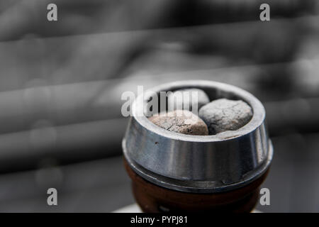 Close-up di un top di narghilè con carbone di cocco Foto stock - Alamy