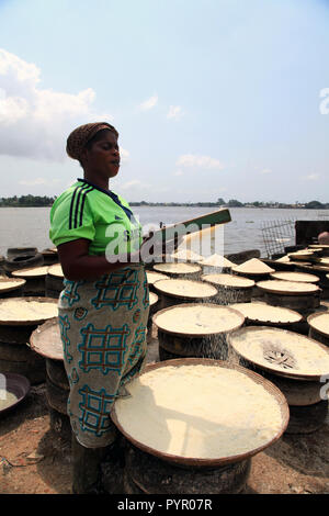 Attiéké production in Blockhauss, Abidjan, Cote D'Ivoire Stock Photo