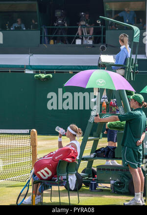 wimbledon tennis match umpire sitting in umpires chair above the players Stock Photo
