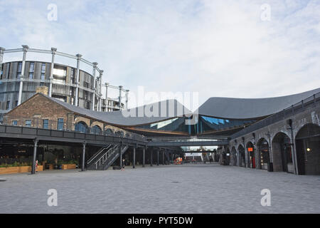 New roof connects warehouses at Coal Drops Yard shopping centre Stock Photo