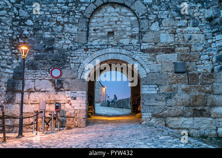 Eingang zur Burgfestung in der Abenddämmerung, Berat, Albanien, Europa |   entrance to Berat Castle at dusk,  Berat, Albania, Europe Stock Photo