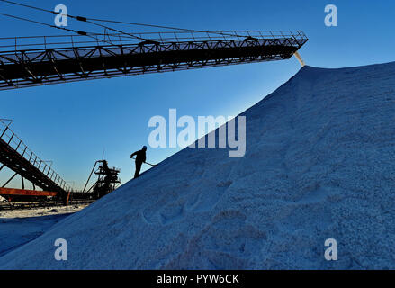 Tangshan, China's Hebei Province. 30th Oct, 2018. A worker piles up salt at the Daqinghe sea salt flat in Tangshan, north China's Hebei Province, Oct. 30, 2018. Credit: Yang Shiyao/Xinhua/Alamy Live News Stock Photo