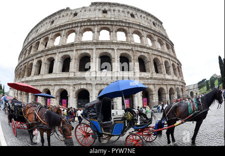 Rome, Italy. 20th May, 2018. Horse-drawn carriages await tourists in front of the Colosseum (Colosseum). The 85 meter long and 55 wide arena was built 72-80 AD. In the arena with extensive substructures for animal cages and mechanical lifting devices within the outer walls of the 4-storey building, animal fights were carried out. Credit: Waltraud Grubitzsch/dpa-Zentralbild/ZB/dpa/Alamy Live News Stock Photo