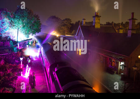 Arley, UK. 30th October, 2018. Ghoulish goings-on are occurring on board the Severn Valley Railway this evening as Halloween is upon us. A special night service is running between Kidderminster and Arley for those souls brave enough to take the dark ride to face the living dead. Credit: Lee Hudson/Alamy Live News Stock Photo