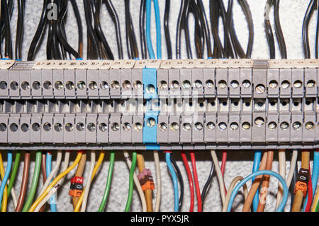 Terminal blocks for electrical connection and earthing terminals for ...