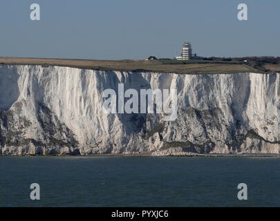 AJAXNETPHOTO. 2018. DOVER, ENGLAND. - BLIGHTY - ENGLISH COAST - WHITE CLIFFS OF DOVER AND SOUTH FORELAND LIGHTHOUSE. PHOTO:JONATHAN EASTLAND/AJAX REF:GX8 180910 900 Stock Photo