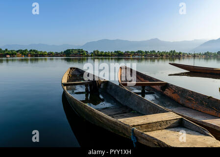 Shikaras, tightened at the shore, are the common transport for people and goods on Dal Lake Stock Photo