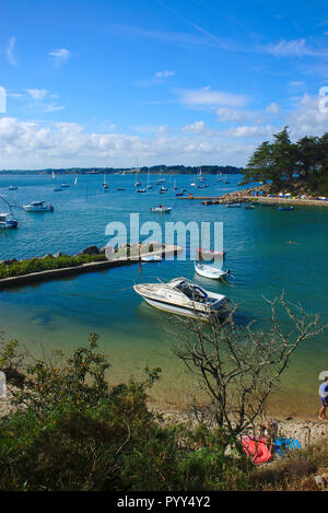 coastline, seaside, beach and boats on the island of the monk in Brittany in the Morbihan. la France Stock Photo