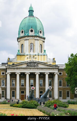 Exterior view of the Imperial War Museum with 15 inch naval guns in foreground, Lambeth Road, Southwark, London, UK Stock Photo