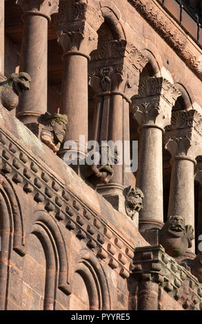 Worms, Dom St. Peter, Westchor, Zwerggalerie mit sog. Wormser Kapitellen und Figuren, um 1180 Stock Photo