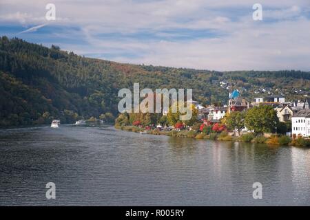 TRABEN-TRARBACH PLEASURE SHIPS ON THE RIVER IN AUTUMN IN AUTUMN THE RIVER MOSEL VALLEY GERMANY Stock Photo