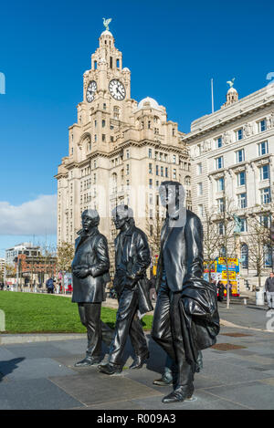 The Beatles Statue and the Liver Building, Liverpool, Merseyside Stock Photo
