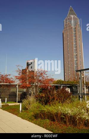 Blick auf den Messeturm vom Skyline Garden, Skyline Plaza, Europaviertel, Frankfurt am Main Stock Photo