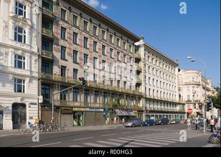 Wien, Jugendstil, Majolikahaus von Otto Wagner, Linke Wienzeile 40, 1898 (Blumenmotiv von Alois Ludwig) - Vienna, Art Nouveau, Majolika House by Otto  Stock Photo