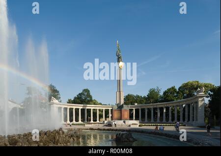 Wien, Heldendenkmal der Roten Armee und Hochstrahlbrunnen am Schwarzenbergplatz - Vienna, Russian Monument Stock Photo