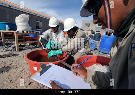 February 24, 2010 - Salar de Uyuni, Bolivia: Employees from the Comibol, Bolivia's state mining company, at work at an experimental plant for lithium extraction in the Salar de Uyuni. This large desert salt holds over 50% of the world's lithium reserves. Des travailleurs de la compagnie nationale bolivienne pour les mines Comibol au travail dans le Salar de Uyuni, un immense desert de sel qui abrite plus de 50% des reserves mondiales de lithium. *** FRANCE OUT / NO SALES TO FRENCH MEDIA *** Stock Photo