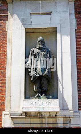 Memorial to Ernest Shackleton, heroic antarctic explorer, bronze sculpture in a niche in the external wall of the Royal Geographic Society Stock Photo