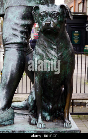 Charming statue of the painter and satirist William Hogarth and his dog Trump, sculptor Jim Mathisen, 2001, in Chiswick near Hogarth’s house Stock Photo