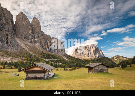 Huts at Grödner Joch, Langkofel at the back, Passo Gardena, Val Gardena, Dolomites, South Tyrol, Italy Stock Photo