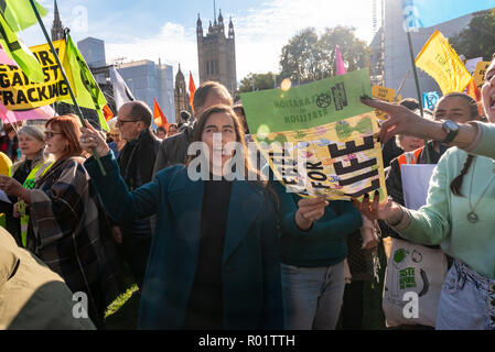 London, UK. 31st October 2018. Protesters at the Extinction Rebellion protest in Parliament Square join in the reading the Delaration of Rebellion' against the British Government for its criminal inaction in the face of climate change catastrophe and ecological collapse. Credit: Peter Marshall/Alamy Live News Stock Photo