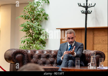 Amsterdam, The Netherlands. 31st Oct 2018. Dr. Jordan B Peterson is a Professor of Psychology at the University of Toronto, a clinical psychologist, a public speaker, and a creator of Self Authoring. He is widely known because of his influential but also controversial analyses from current social and political problems. Inviting the Canadian psychologist Jordan Peterson in the UvA interview series 'Room for Discussion' elicited an angry protest letter signed by eighty UvA (University of Amsterdam) staff and students. Credit:  Romy Arroyo Fernandez/Alamy Live News. Stock Photo