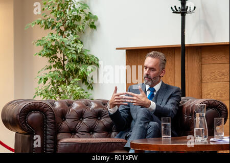 Amsterdam, The Netherlands. 31st Oct 2018. Dr. Jordan B Peterson is a Professor of Psychology at the University of Toronto, a clinical psychologist, a public speaker, and a creator of Self Authoring. He is widely known because of his influential but also controversial analyses from current social and political problems. Inviting the Canadian psychologist Jordan Peterson in the UvA interview series 'Room for Discussion' elicited an angry protest letter signed by eighty UvA (University of Amsterdam) staff and students. Credit:  Romy Arroyo Fernandez/Alamy Live News. Stock Photo