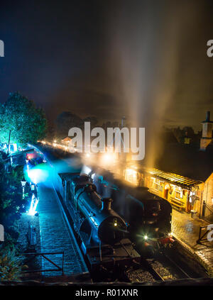 Arley, UK. 31st October, 2018. Ghoulish goings-on are occurring on board the Severn Valley Railway this evening as Halloween is upon us. A special night service is running between Kidderminster and Arley for those souls brave enough to take the dark ride to face the living dead. Credit: Lee Hudson/Alamy Live News Stock Photo