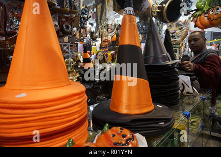 October 29, 2018 - SÃ£O Paulo, SÃ£o Paulo, Brazil - SAO PAULO SP, SP 19/08/2018 HALLOWEEN BRASIL:Consumers crowd the costume shops in the central region on the afternoon of Wednesday (31) in SÃ£o Paulo. Demand for costumes and props for Halloween parties increase the week before halloween, celebrated on 31 October. Credit: Cris Faga/ZUMA Wire/Alamy Live News Stock Photo