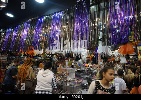 October 31, 2018 - SÃ£O Paulo, SÃ£o Paulo, Brazil - SAO PAULO SP, SP 19/08/2018 HALLOWEEN BRASIL:Consumers crowd the costume shops in the central region on the afternoon of Wednesday (31) in SÃ£o Paulo. Demand for costumes and props for Halloween parties increase the week before halloween, celebrated on 31 October. Credit: Cris Faga/ZUMA Wire/Alamy Live News Stock Photo