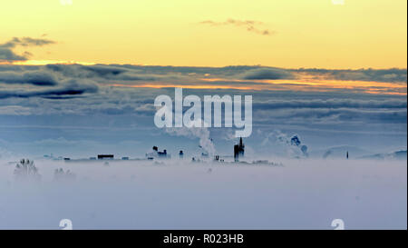 Glasgow, Scotland, UK, 1st November, 2018. UK Weather Frosty start to the morning gives a heavy fog over the city and only the towers and the roofs  are visible in the west end of the city with the clock tower of glasgow university and the high buildings as the city disappears under a sea of fog. Gerard Ferry/Alamy news Stock Photo