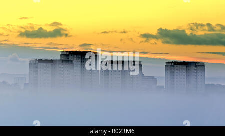 Glasgow, Scotland, UK, 1st November, 2018. UK Weather Frosty start to the morning gives a heavy fog over the city and only the lincoln avenue  towers and the roofs  are visible in the west end of the city  and the high buildings as the city disappears under a sea of fog. Gerard Ferry/Alamy news Stock Photo