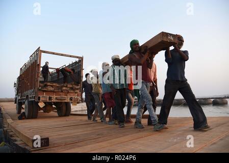 Allahabad, Uttar Pradesh, India. 1st Nov, 2018. Allahabad: Labour making temporary pontoon bridgw on River ganga ahead of Kumbh 2019 during Sunset in Allahabad on 01-11-2018. Credit: Prabhat Kumar Verma/ZUMA Wire/Alamy Live News Stock Photo