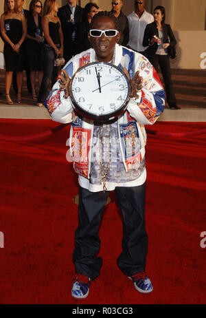 Flavor Flav arriving at American Music Awards ( AMA ) at the Shrine Auditorium in Los Angeles.  full length huge clock sun glass eye contact FlavorFlav041 Red Carpet Event, Vertical, USA, Film Industry, Celebrities,  Photography, Bestof, Arts Culture and Entertainment, Topix Celebrities fashion /  Vertical, Best of, Event in Hollywood Life - California,  Red Carpet and backstage, USA, Film Industry, Celebrities,  movie celebrities, TV celebrities, Music celebrities, Photography, Bestof, Arts Culture and Entertainment,  Topix, vertical, one person,, from the year , 2006, inquiry tsuni@Gamma-USA