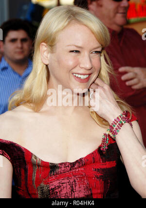 Renee Zellweger arriving at the Cinderella Man Premiere at the Universal Amphitheatre in Los Angelles. May 23, 2005.ZellwegerRenee057 Red Carpet Event, Vertical, USA, Film Industry, Celebrities,  Photography, Bestof, Arts Culture and Entertainment, Topix Celebrities fashion /  Vertical, Best of, Event in Hollywood Life - California,  Red Carpet and backstage, USA, Film Industry, Celebrities,  movie celebrities, TV celebrities, Music celebrities, Photography, Bestof, Arts Culture and Entertainment,  Topix, headshot, vertical, one person,, from the year , 2005, inquiry tsuni@Gamma-USA.com Stock Photo