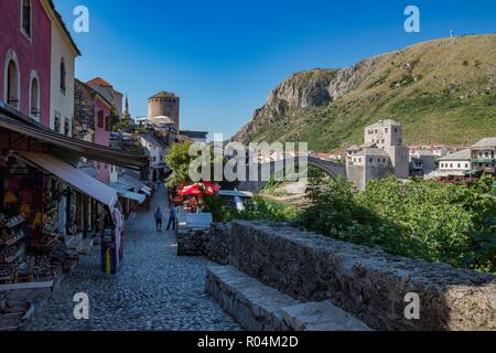 BOSNIA-HERZEGOVINA. Beautifullly renovated houses and snmall souvenirshops in the historic center around the rebuilt bridge, UNESCO World Heritage Stock Photo