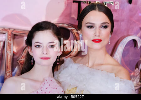 London, UK. 1st Nov 2018. Mackenzie Foy and Keira Knightley at The European Gala of The Nutcracker and the Four Realms on Thursday 1 November 2018 held at VUE Westfield, London. Pictured: Mackenzie Foy, Keira Knightley. Picture by Julie Edwards. Credit: Julie Edwards/Alamy Live News Stock Photo