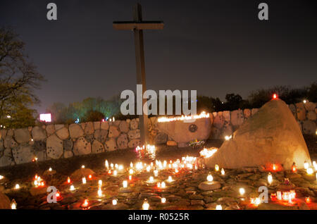 Warsaw, Poland. 1st Nov 2018. All Saints Day at night, Warsaw, Poland, European Union, Sluzewski Cementary, ul. Fosa 17 Credit: Monisiax/Alamy Live News Stock Photo