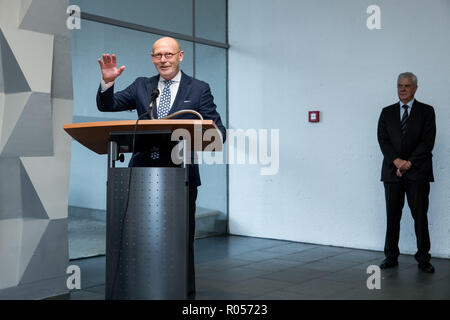 Hamburg, Germany. 02nd Nov, 2018. Michael Westhagemann (non-party, l), new Senator for Economics, Transport and Innovation, speaks alongside his predecessor Frank Horch (non-party) at his farewell speech in the Economic Authority of the Hanseatic City. Credit: Christian Charisius/dpa/Alamy Live News Stock Photo