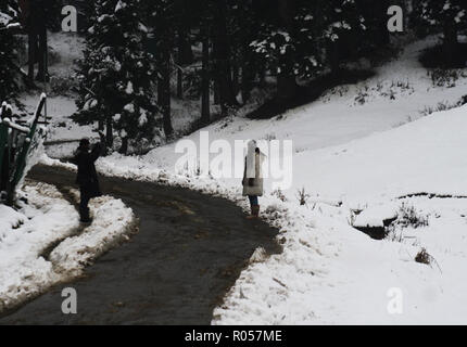 Srinagar, Kashmir. 2nd November, 2018.  . Indian tourists taking pictures at world famous ski resort at Gulmarg ,during valley received first snow fall .©Sofi Suhail/Alamy Live News Credit: sofi suhail/Alamy Live News Stock Photo