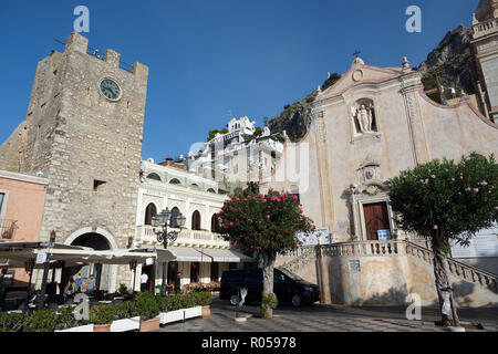 09.09.2018, Italy, Taormina: The goalre dell? Orologio (l, Clock Tower) and the Church of San Giuseppe (r) are located in Piazza IX. Aprile. San Giuseppe was built at the end of the 17th century in Baroque style. The clock tower was also built in the 17th century and is considered one of the landmarks of Taormina. Photo: Alexandra Schuler/dpa | usage worldwide Stock Photo