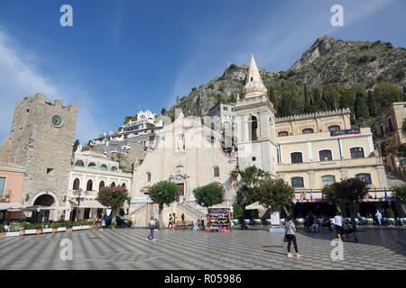 09.09.2018, Italy, Taormina: The goalre dell? Orologio (l, Clock Tower) and the Church of San Giuseppe (r) are located in Piazza IX. Aprile. San Giuseppe was built at the end of the 17th century in Baroque style. The clock tower was also built in the 17th century and is considered one of the landmarks of Taormina. Photo: Alexandra Schuler/dpa | usage worldwide Stock Photo