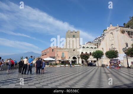 09.09.2018, Italy, Taormina: The goalre dell? Orologio (M, clock tower) and the church of San Giuseppe (r) are located in Piazza IX. Aprile. San Giuseppe was built at the end of the 17th century in Baroque style. The clock tower was also built in the 17th century and is considered one of the landmarks of Taormina. Photo: Alexandra Schuler/dpa | usage worldwide Stock Photo