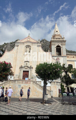 09.09.2018, Italy, Taormina: The church of San Giuseppe stands in Piazza IX. Aprile and Corso Umberto. San Giuseppe was built at the end of the 17th century in Baroque style. In its facade is a large portal in different colored marble from Taormina. Photo: Alexandra Schuler/dpa | usage worldwide Stock Photo