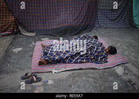 Dhaka, Bangladesh. 2nd Nov, 2018. Coating shop workers sleeping in front of shop on an early morning near Azim Pur. Credit: MD Mehedi Hasan/ZUMA Wire/Alamy Live News Stock Photo