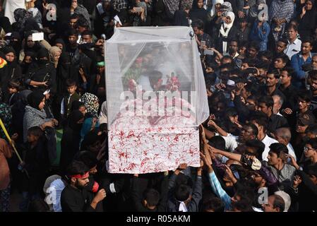 Allahabad, Uttar Pradesh, India. 2nd Nov, 2018. Allahabad: Shia muslims take part in ''72 Taboot'' procession during Muharram month in Allahabad on 02-11-2018. Credit: Prabhat Kumar Verma/ZUMA Wire/Alamy Live News Stock Photo