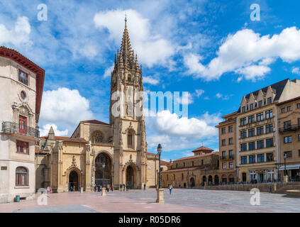 Oviedo Cathedral in Plaza Alfonso II el Casto, Oviedo, Asturias, Spain Stock Photo