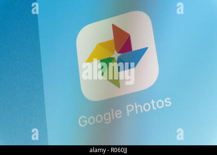 Google Photos App on cellphone screen Stock Photo