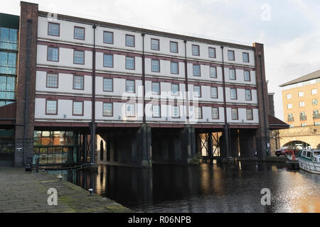 The Straddle Building at Sheffield Canal Basin,Victoria Quays ...