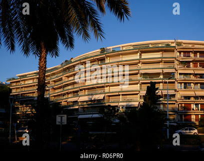 AJAXNETPHOTO. 2018. CANNES, FRANCE. - RESIDENTIAL APARTMENTS -  SOUTH AND ENTRANCE FACADE OF THE SAINT JAMES APARTMENT BLOCK BUILT OVERLOOKING THE CROISETTE IN THE 1960S. PHOTO:JONATHAN EASTLAND/AJAX REF:GX8 180910 829 Stock Photo