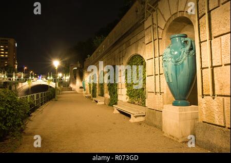 Wien, Stadtpark, Vase an der Promenade Stock Photo